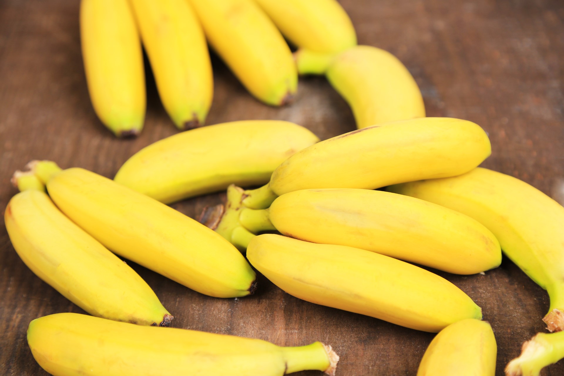 Где можно купит банан. Бананы мини. Королевские бананы. Банан и мини банан. Витамины в мини бананах.