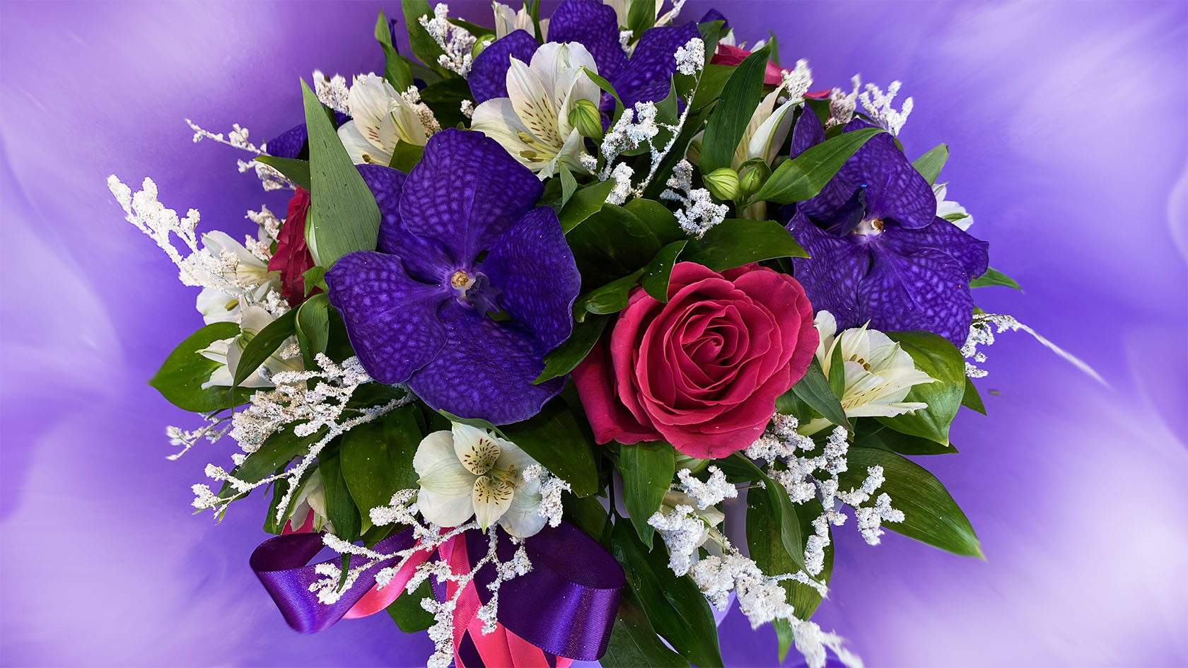 Букет в коробке с фиолетовыми орхидеями №4